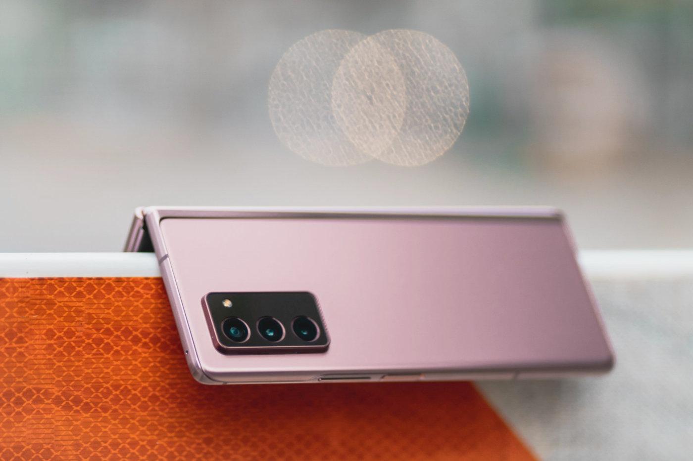 相比此前的折叠屏手机,三星galaxy z fold2 5g采用了一体流畅式设计