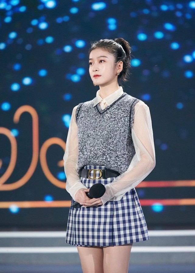 张雪迎扎着马尾造型清丽.张雪迎出席35届大众百花奖星空放映启动仪式.