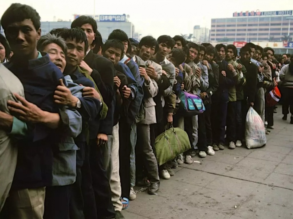老照片:90年代的广东打工仔,吃不饱饭是常态,每入几百却很开心|打工|