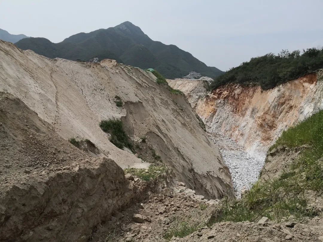 玉盛祥石材公司现场生态破坏严重，扬尘问题突出。图源：生态环境部