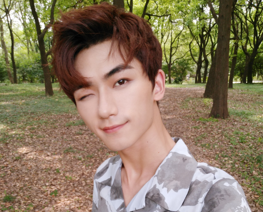 周融在2015年通过zero-g男团出道,显而易见,公司并不想把他当演员培养