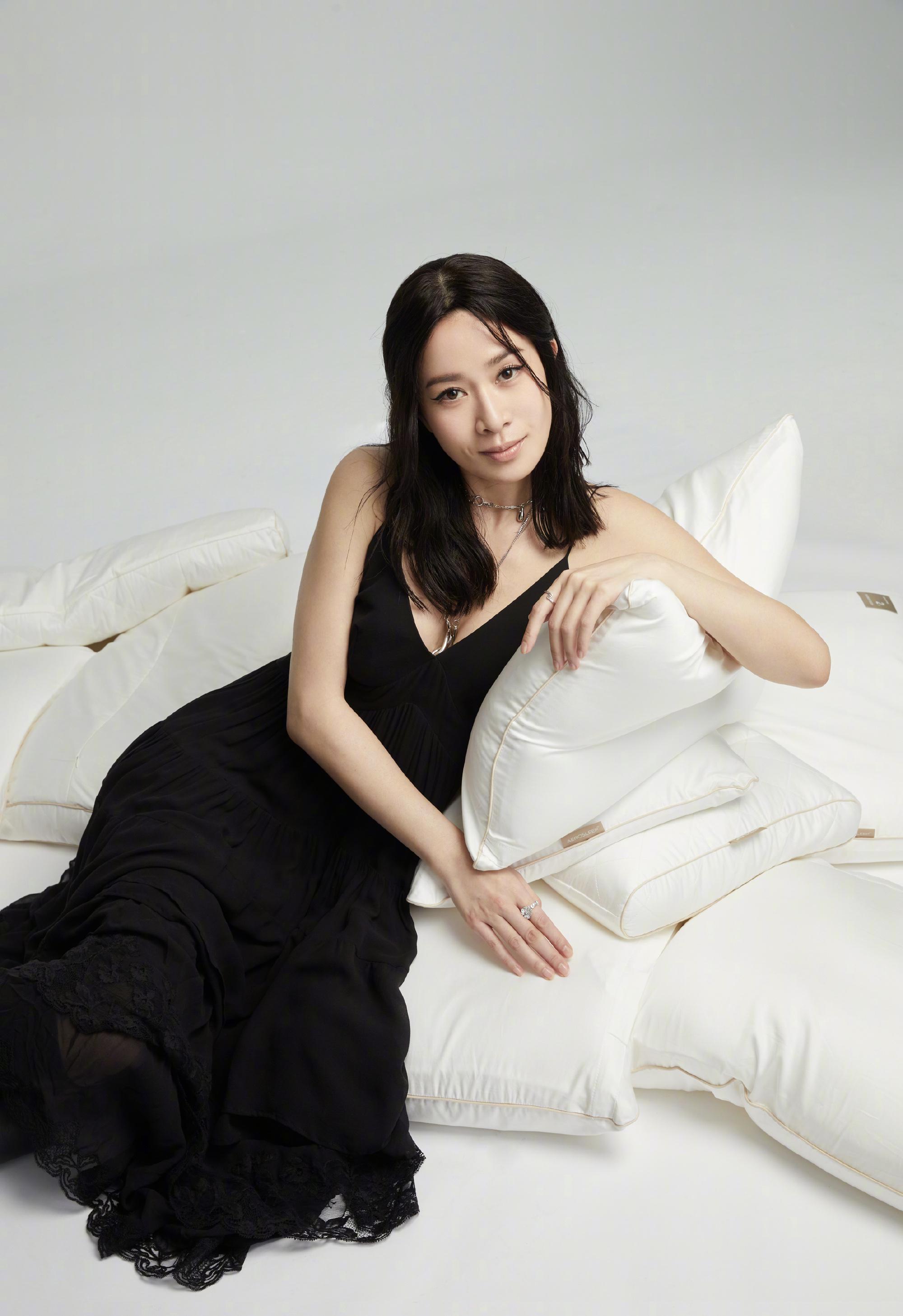 佘诗曼微博问网友头发该剪还是留,一袭黑色吊带裙,简约女人味