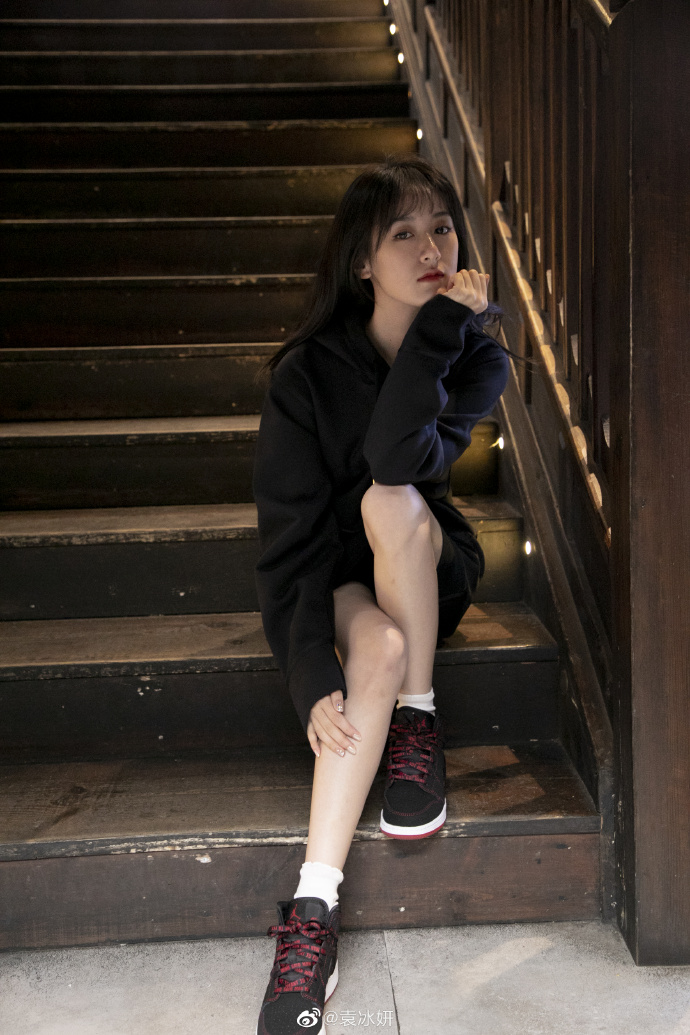 袁冰妍颜值昙花一现,空气刘海暴露发际线,斜方肌高耸没脖子