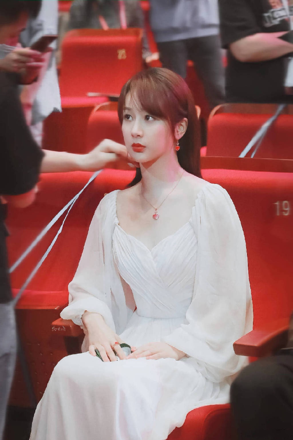 杨紫真的瘦了好多啊一袭白色长裙出席金鸡百花奖身高腰细腿长