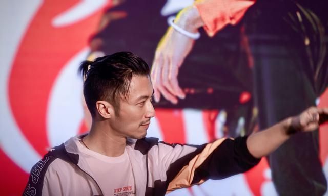 港星男神谢霆锋运动风参加活动,扎起小辫依旧帅气