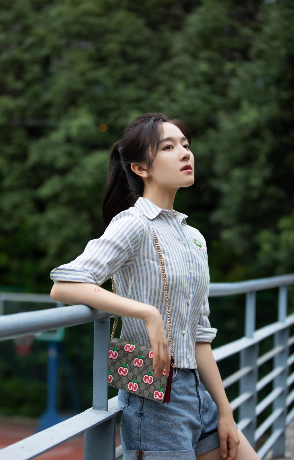 李兰迪瘦身成功!穿格纹外套配牛仔裤模样清纯,配色上清爽又高级