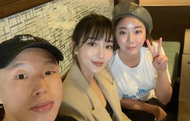 德云社烧饼惨遭打脸节目中花式秀恩爱在家却被赶到客厅睡觉