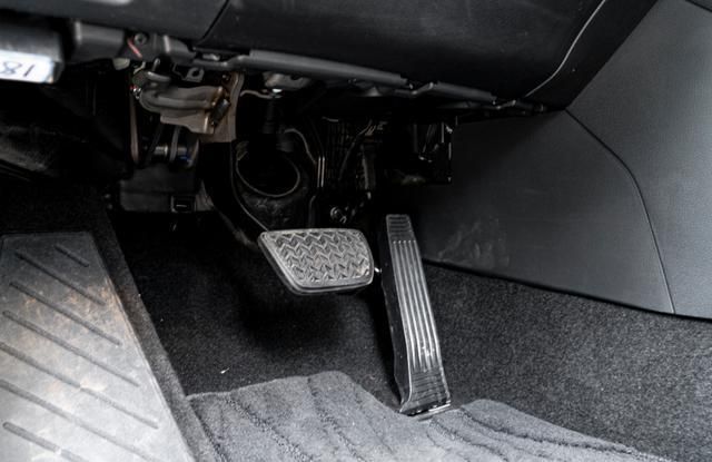 豪车爱用风琴式油门,普通车一般是悬吊式油门,它们有什么差别?