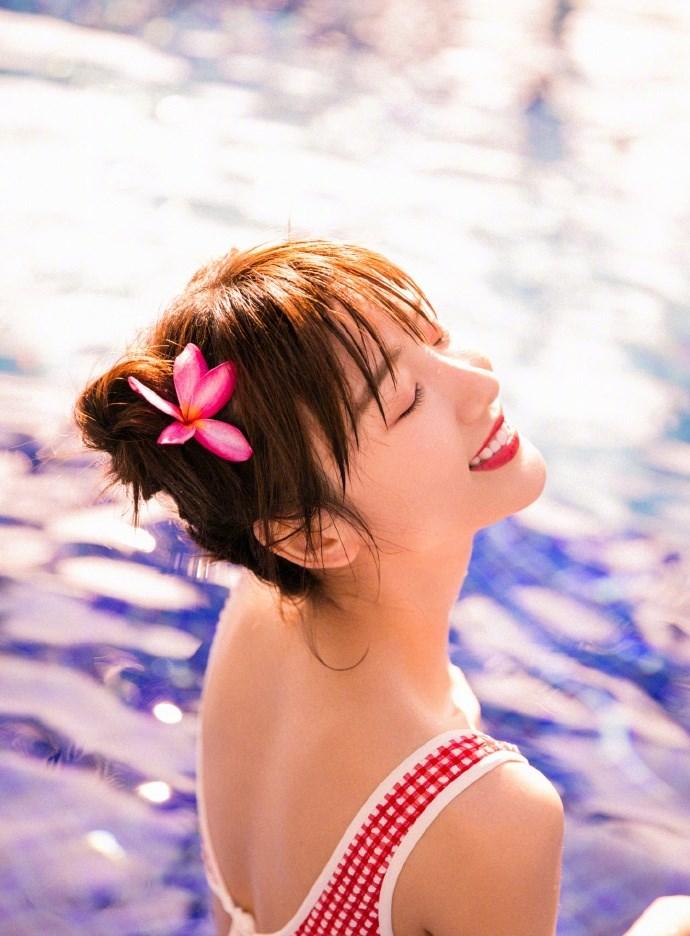 毛晓彤双丸子头化身鬼马少女,红色格子泳衣清凉性感,戏水好欢乐