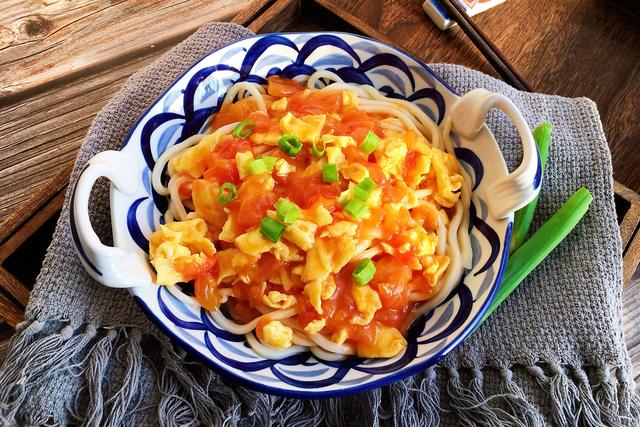 简单快手的西红柿鸡蛋拌面,8分钟就能食用,酸甜美味又开胃