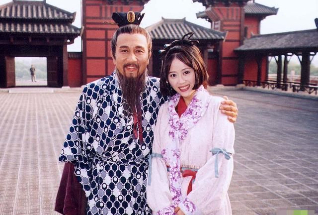 当时姚乐怡芳龄28岁,容貌艳丽,刚获得了第6届香港电影金紫荆奖最佳女