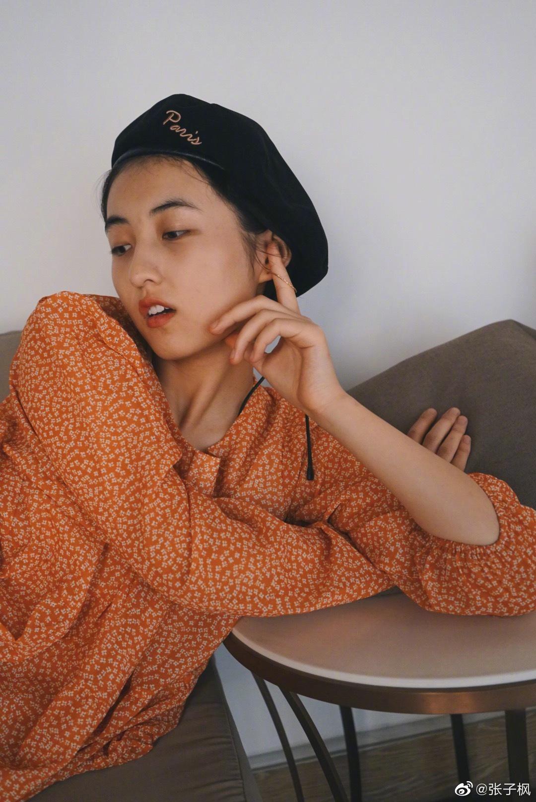 北电大一新生合影张子枫c位出镜妹妹又剪了短发