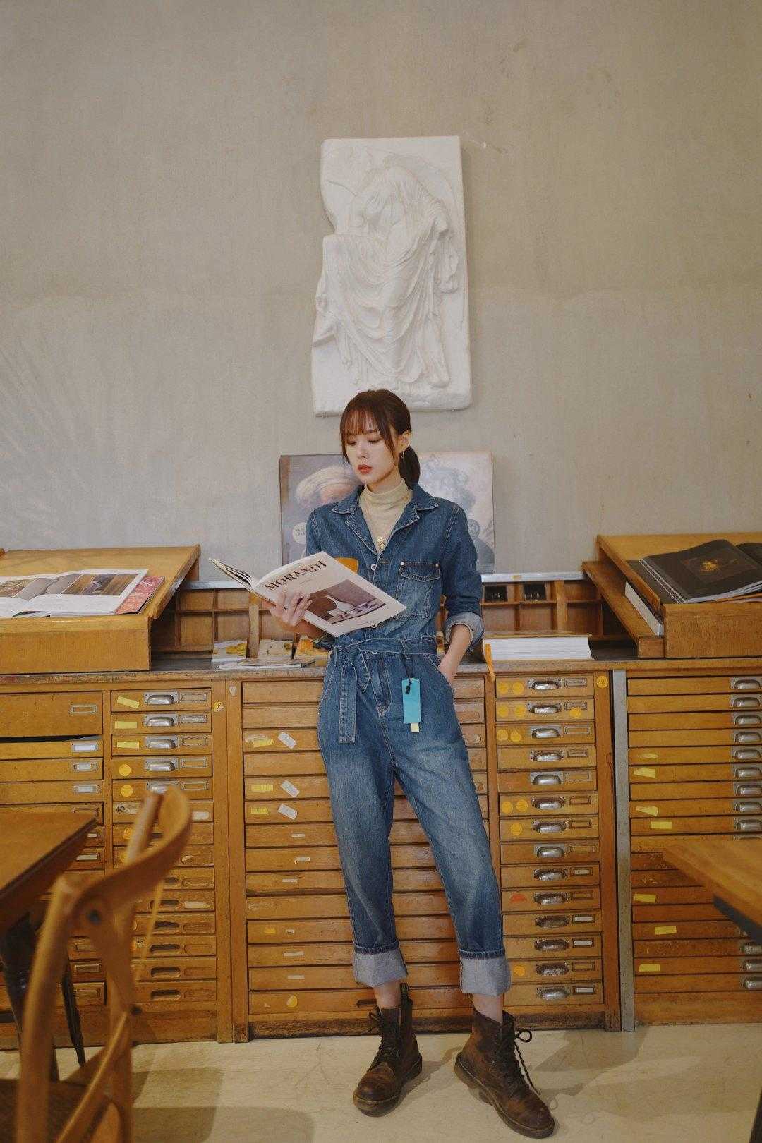 阔太李念终于换风格,一身牛仔连体裤又a又美,姨妈色口红太酷炫