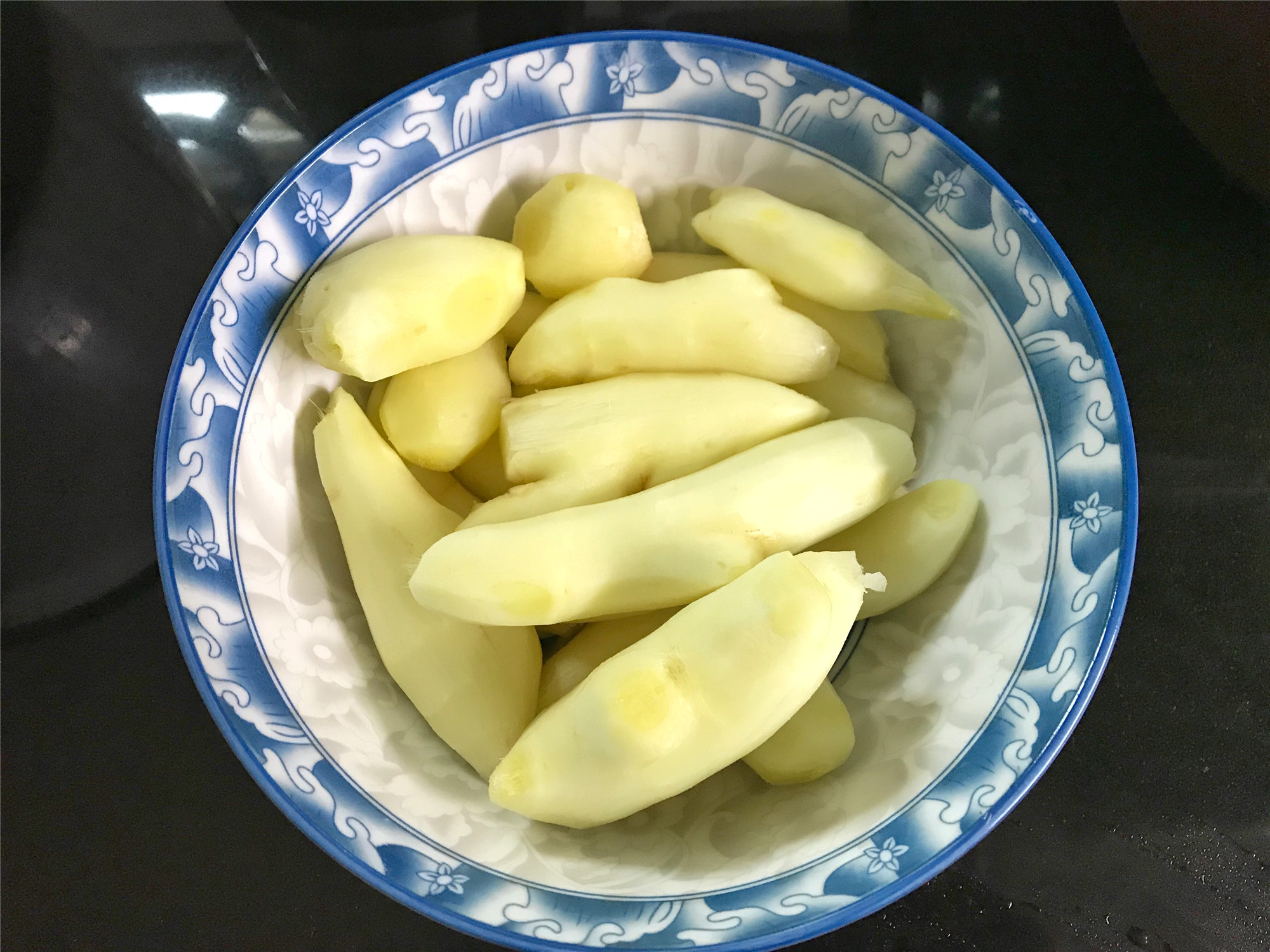 我们这儿腌仔姜不用刀切片,而是拍散,加适量盐腌制1个小时