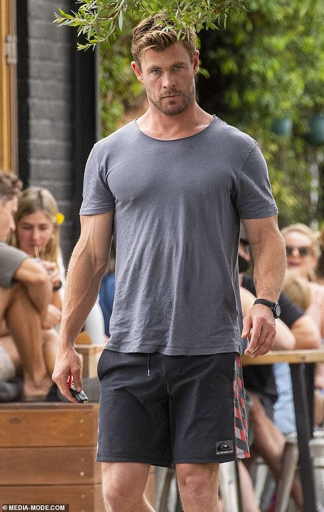 37岁雷神与大7岁妻子外出赤足有个性肌肉健硕快撑爆衣服