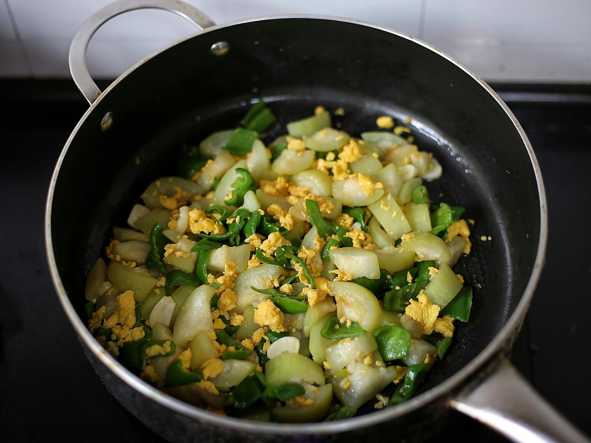 三伏天,要多注意饮食清淡,这道小炒菜清淡可口,天热食用正合适