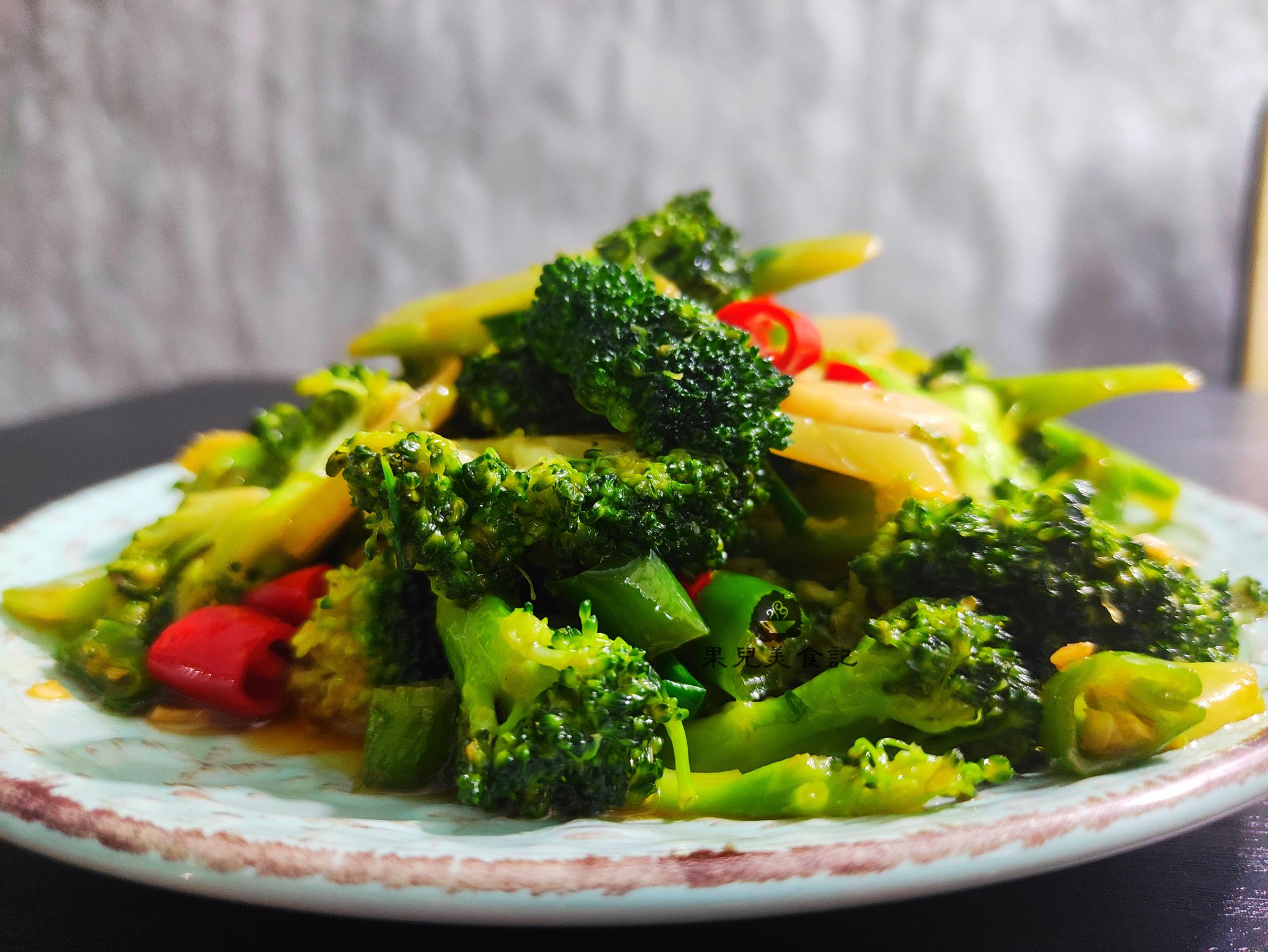 炒西兰花要不要焯水教你正确做法脆绿鲜嫩营养不流失