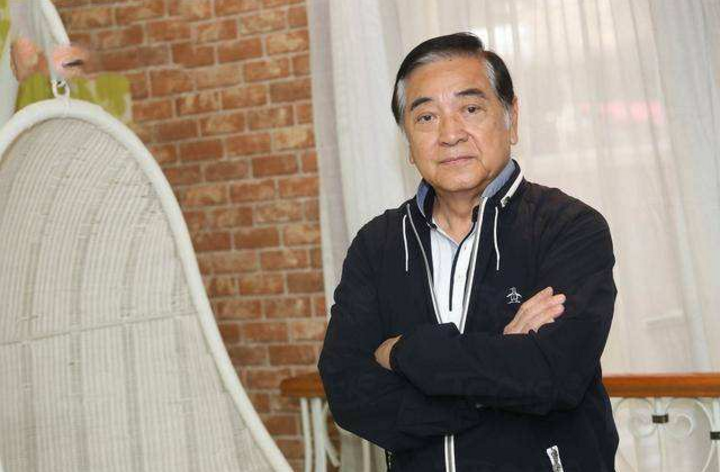 70岁秦沛与妻子街,感情甜蜜如初,当年求婚戒指找妻子借的钱