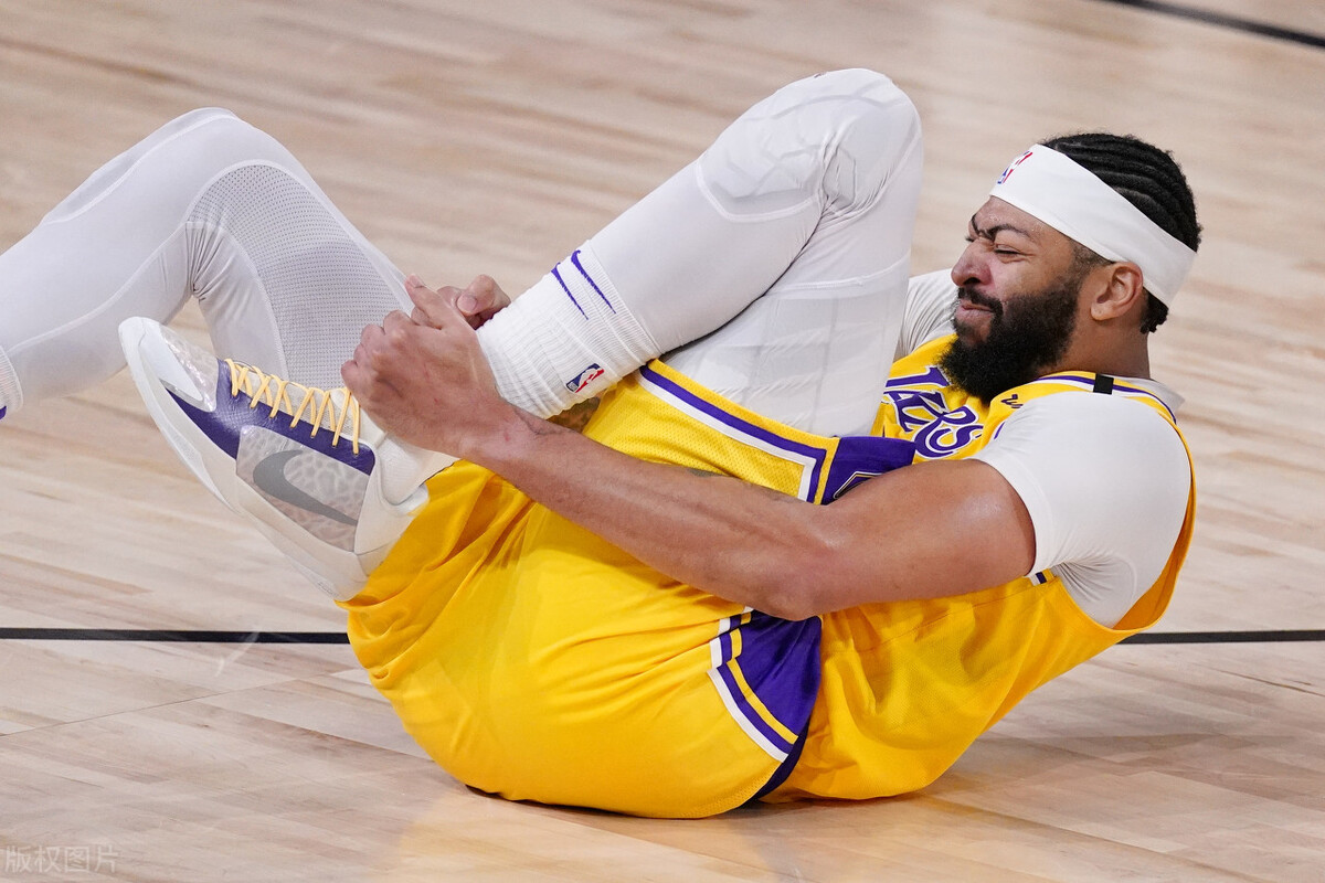 破案了 10倍慢镜头回放, 戴维斯90°严重崴脚 詹姆斯立马冲了上去