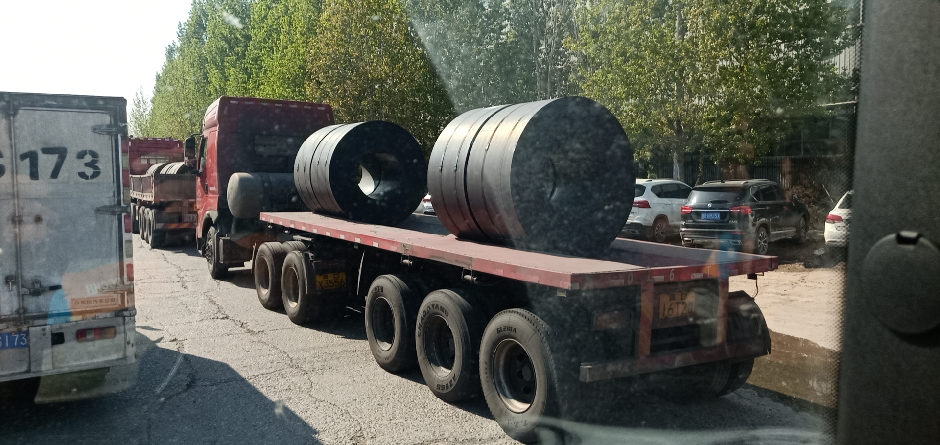 其次,平放虽有助于安全运输,但在车辆的颠簸中却容易因受力引发磨损