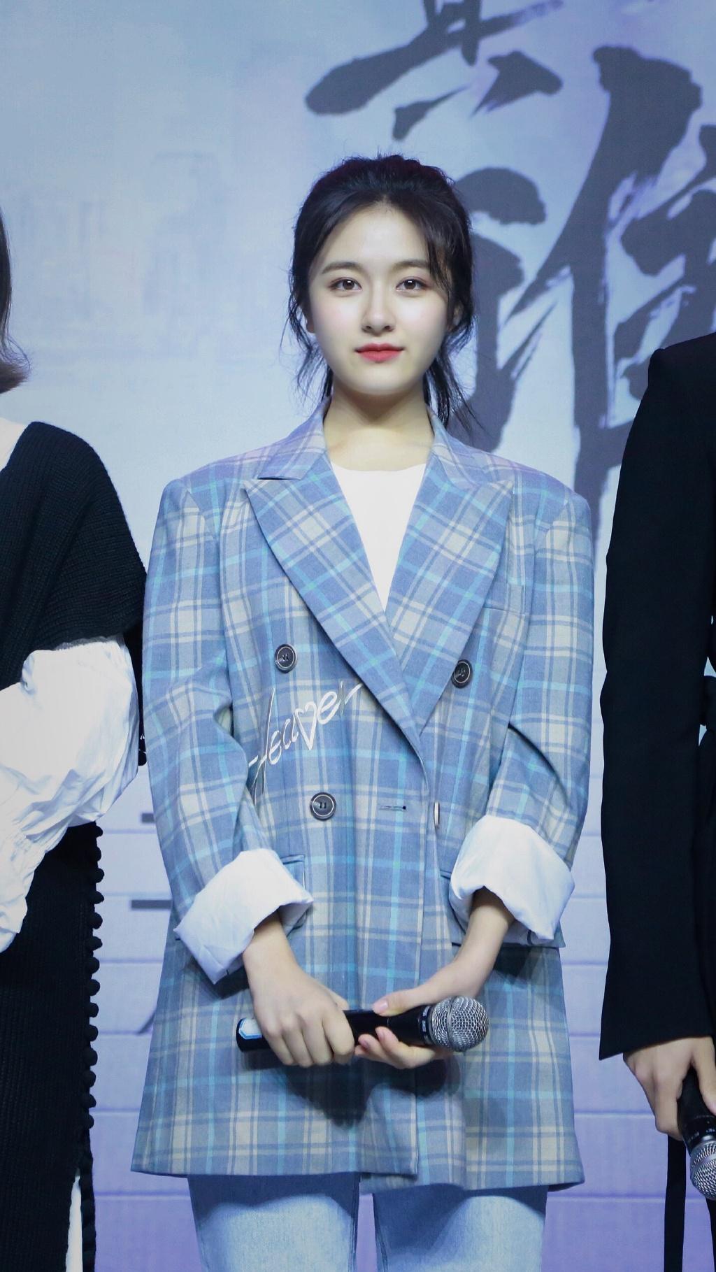 李兰迪瘦身成功!穿格纹外套配牛仔裤模样清纯,配色上清爽又高级