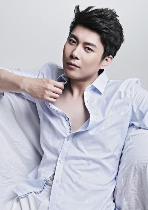 艾伦的妻子朱微玮也是开心麻花中的一员,2013年艾伦和朱微玮