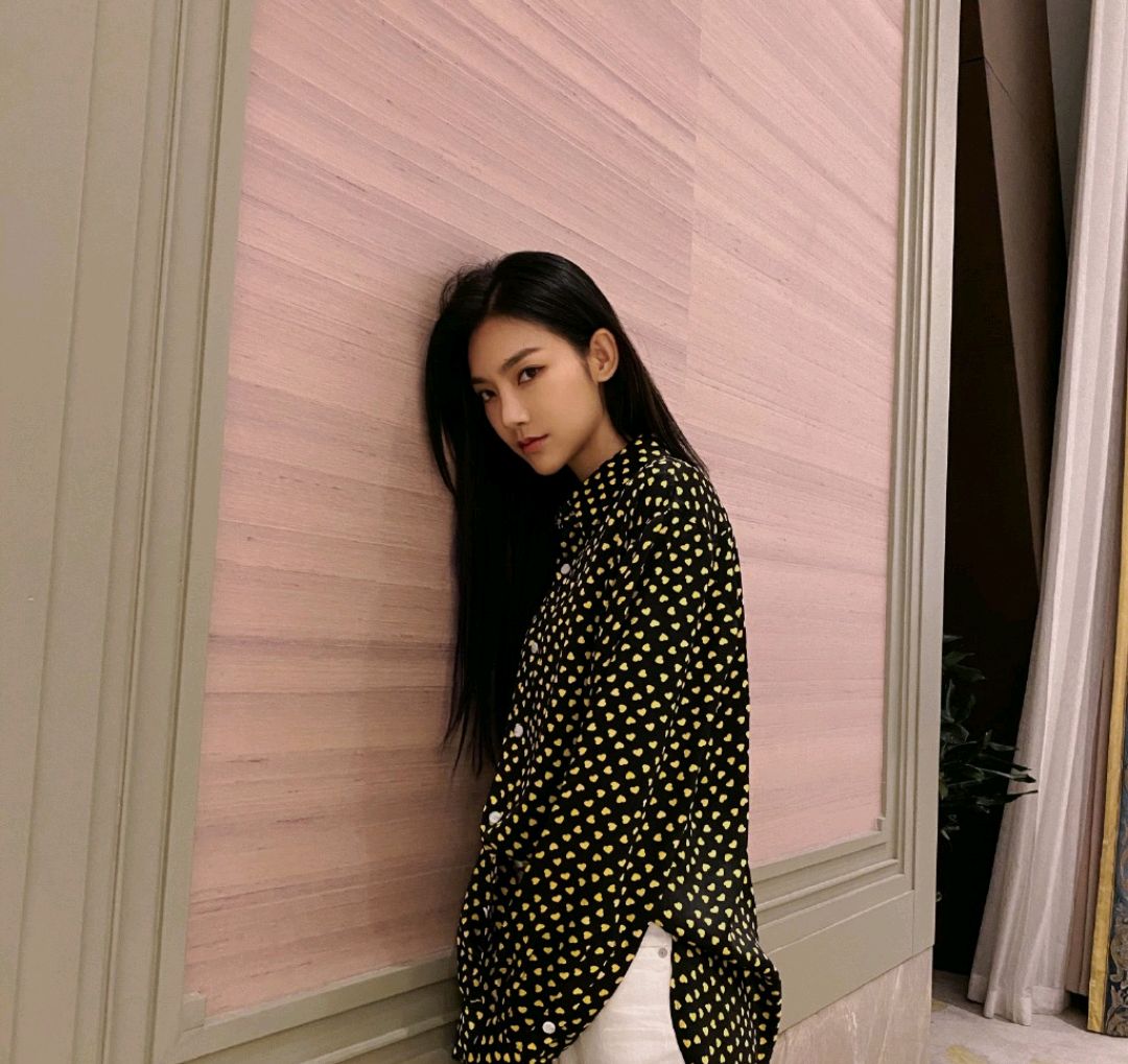 曾可妮厉害了!穿黑衬衫配白色长裤简约帅气,"二八身材"太迷人