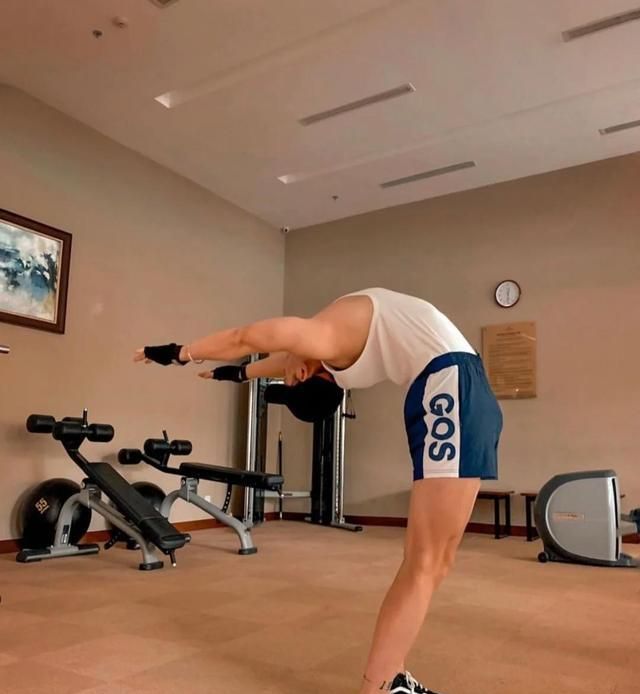 练起瑜伽来是不是一点都不输给女生呢,而且男生练瑜伽,身材好像更柔美