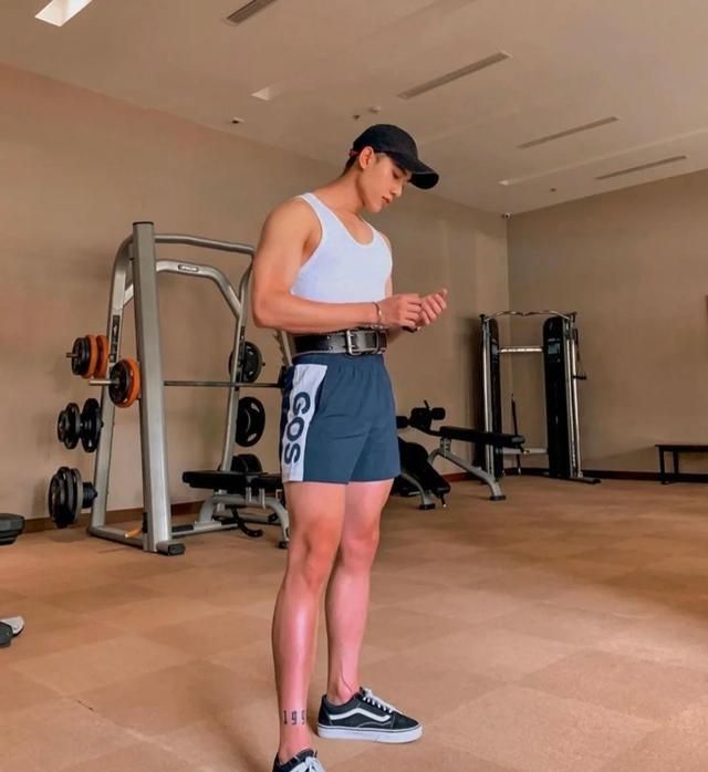 组图:好身材,长得帅的男生,练瑜伽,原来男孩子也可以这么做!