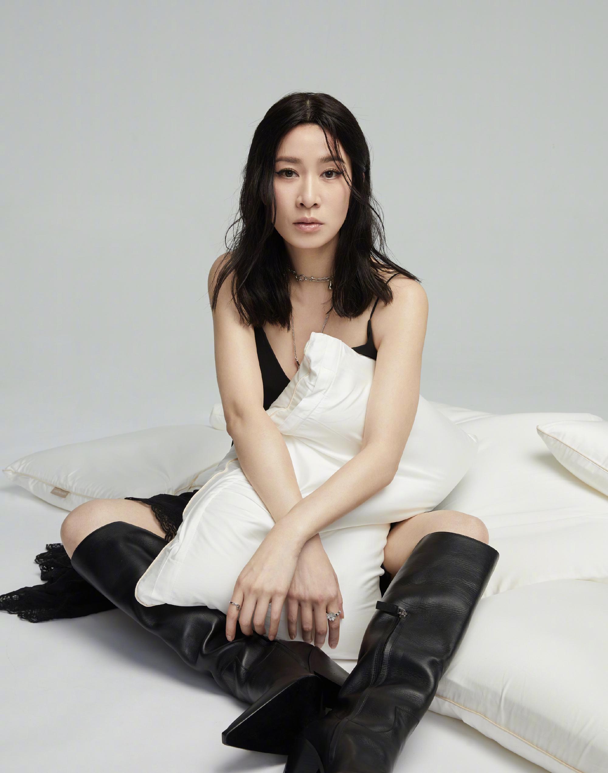 佘诗曼微博问网友头发该剪还是留,一袭黑色吊带裙,简约女人味