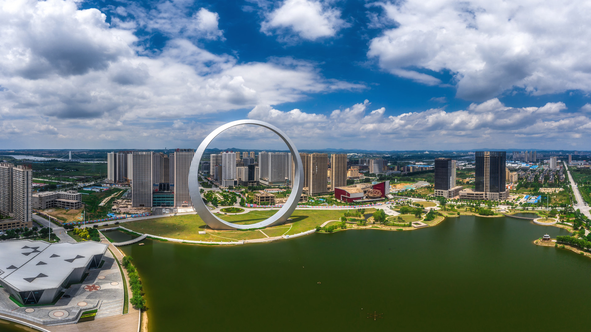 辽宁"最尴尬"的地标建筑,想成为第二个东方明珠,却像个大灯泡