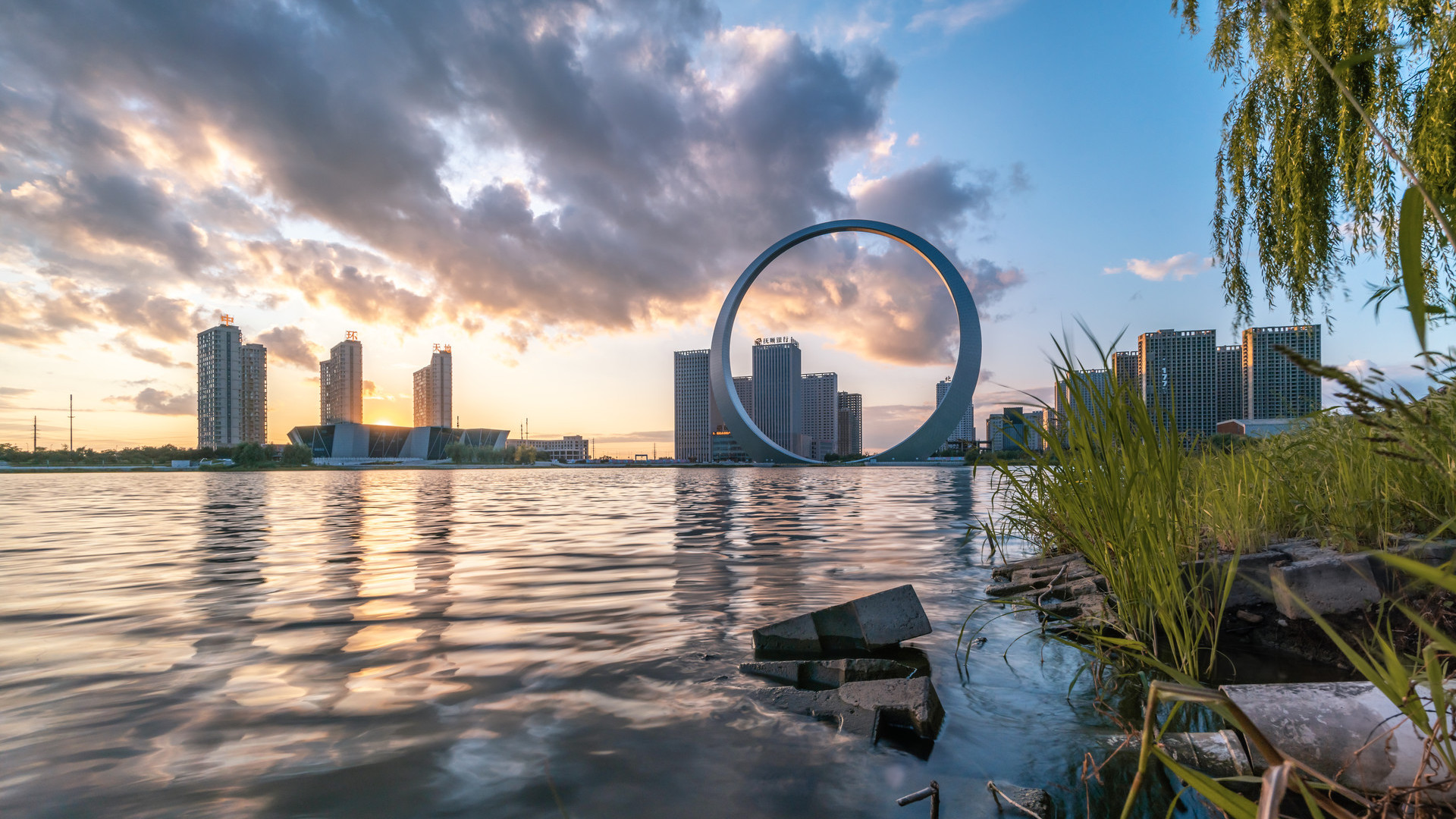 辽宁"最尴尬"的地标建筑,想成为第二个东方明珠,却像个大灯泡