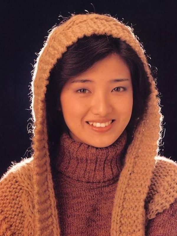 她以纯正的形象和优美的声音赢得了第三名,巩固了她在娱乐业的基础.