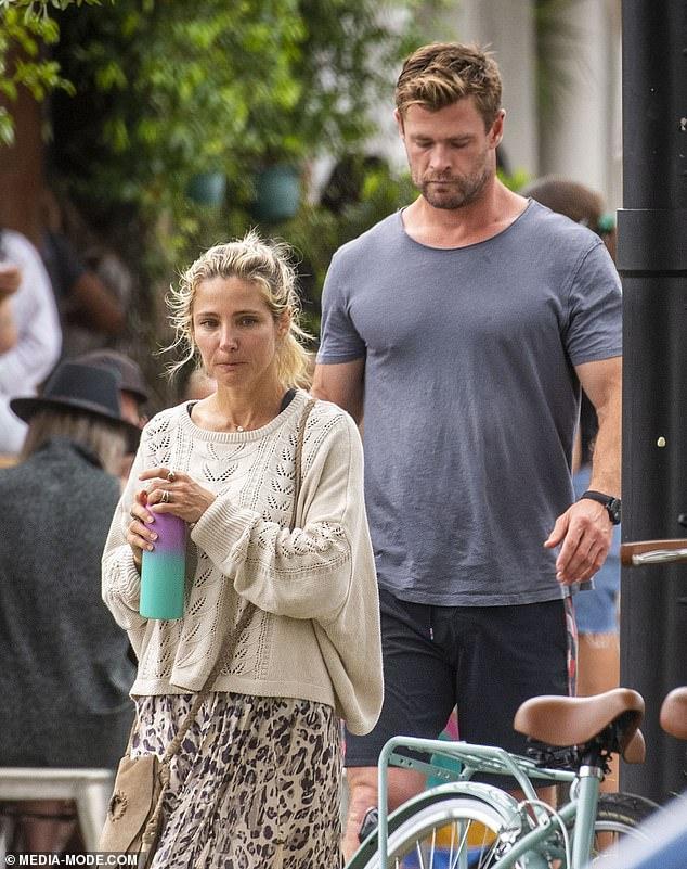 37岁雷神与大7岁妻子外出赤足有个性肌肉健硕快撑爆衣服