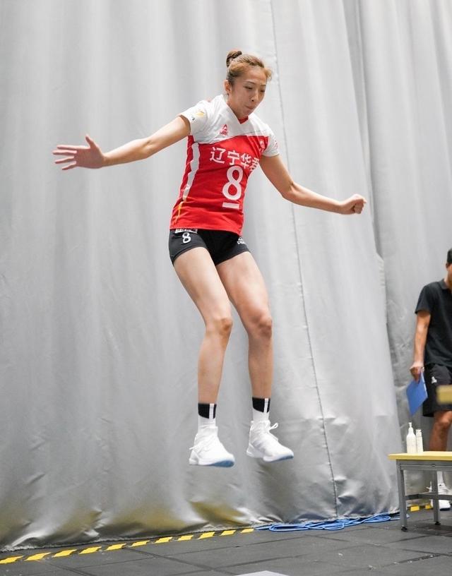 丁霞笑着说:我还是小蚂蚁,海胆霞!我是可以扣球的暴力二传