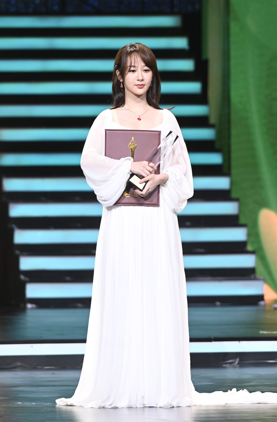 杨紫真的瘦了好多啊一袭白色长裙出席金鸡百花奖身高腰细腿长