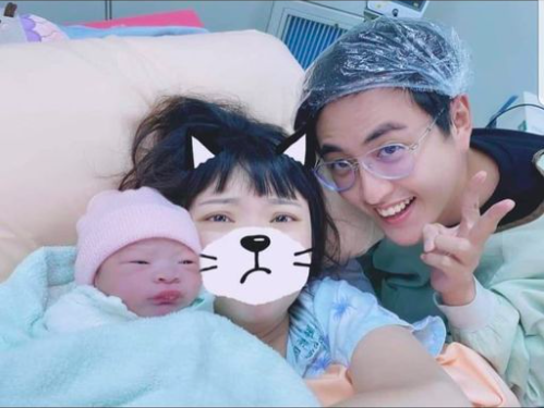 紧张陪产只睡1小时,老婆首曝正脸显不开心|黄靖伦|老婆|徐佳莹_新浪