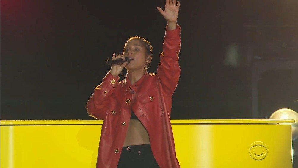 枪姐 做客最新电视节目,现场表演热单 underdog