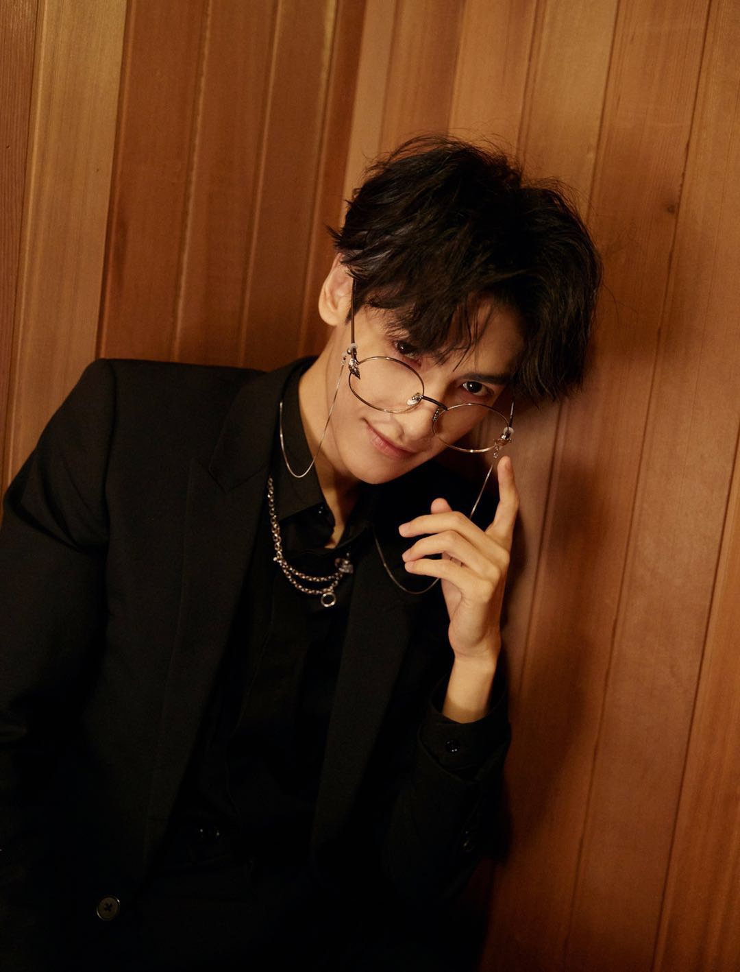 黑色西装搭配银边眼镜,老高级了,罗云熙戴上眼镜就是不一样