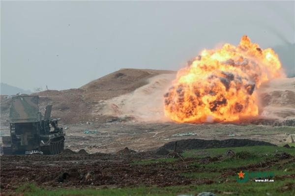 张文举 摄 图片来源:中国军网操作手连接掩体爆破器引爆装置.