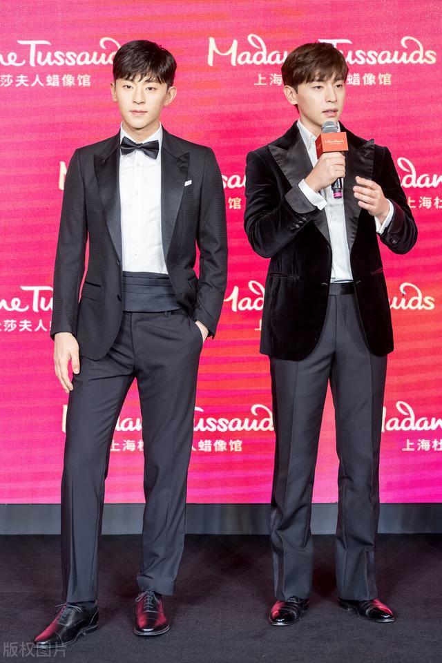 邓伦一袭正装现身上海杜莎夫人蜡像馆,和自己的蜡像合影比帅气