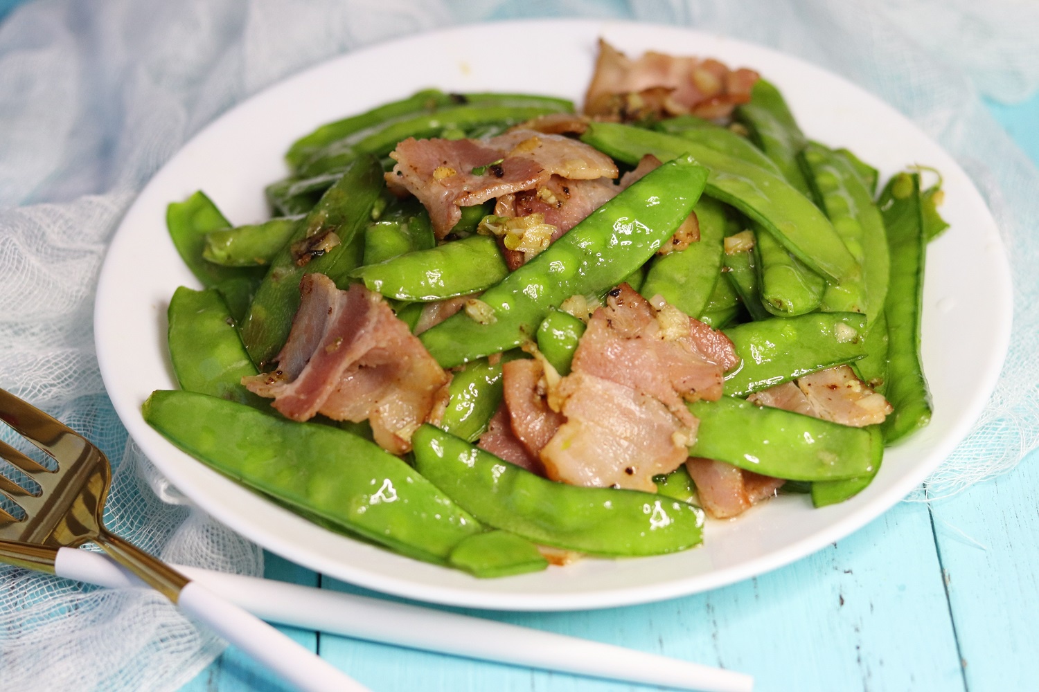 腊肉搭配荷兰豆,10分钟出锅,咸香又脆嫩,上桌就被抢光了