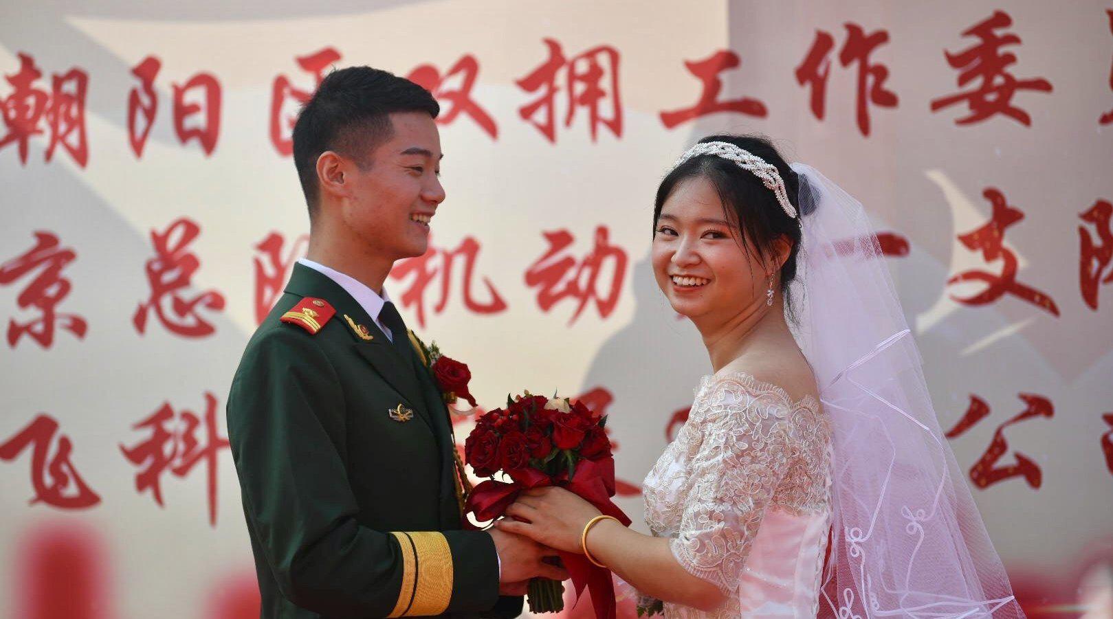 情系军营,缘定今生!14对军婚新人参加最美集体婚礼