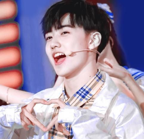 r1se成员比心,何洛洛奶萌,焉栩嘉很甜,看到夏之光:够独特!