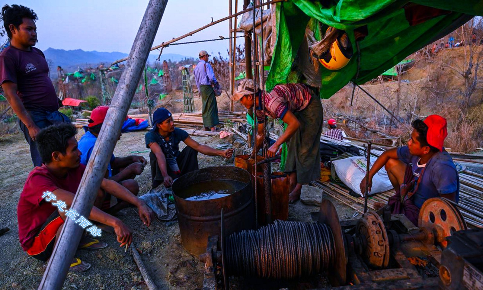 从马圭省驱车前往仁安羌仅需一个小时,抵达后转南岔路即可抵达私采区