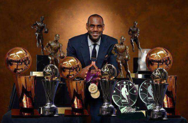 90年代乔丹手握4座mvp奖杯,若把詹姆斯放90年代他能拿多少?