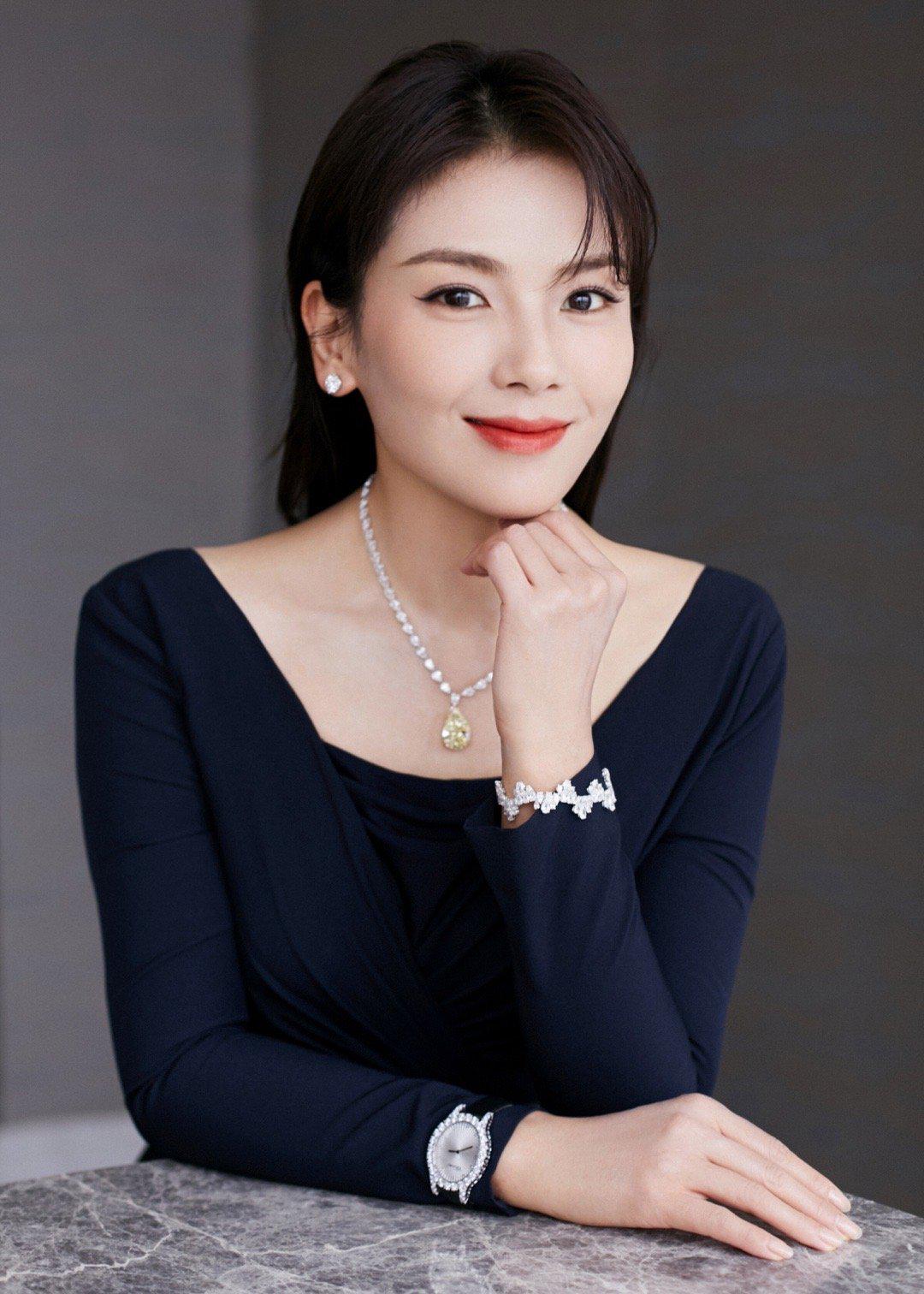 pljj营业啦 涛姐@刘涛tamia 一身深色的流苏裙,很