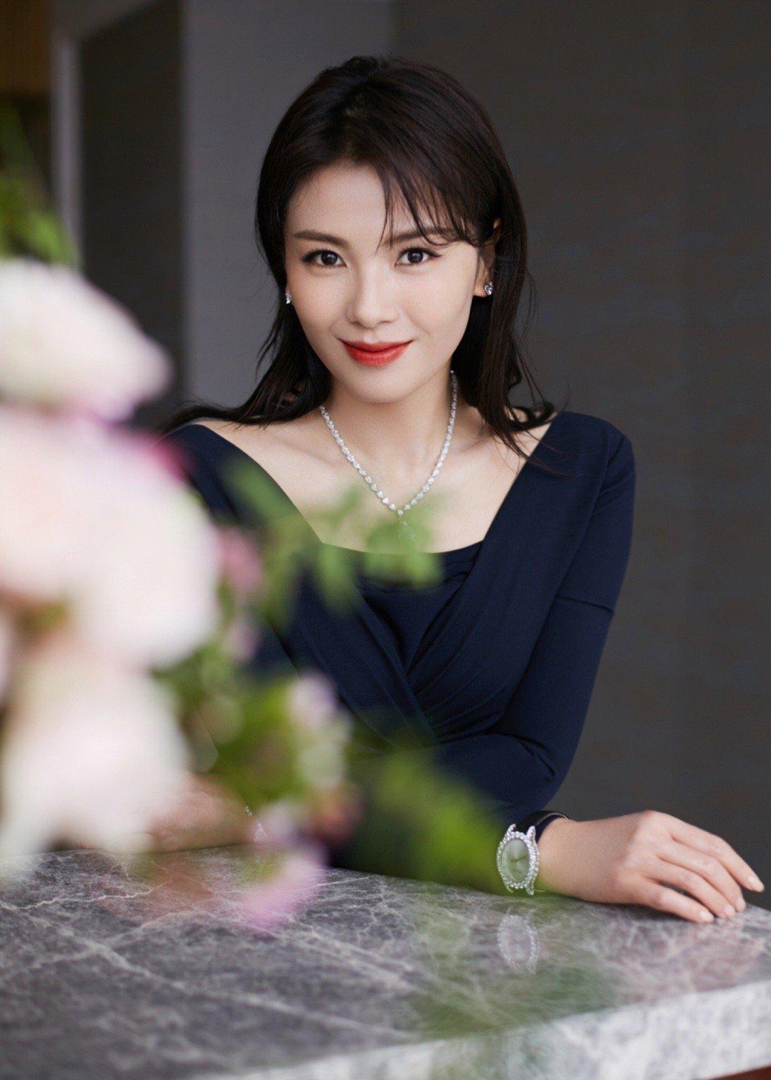 pljj营业啦 涛姐@刘涛tamia 一身深色的流苏裙,很