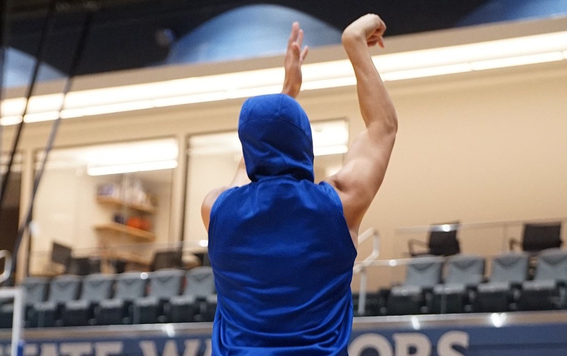 470天后首次合练汤普森终于回来了科尔评价他的移动很好