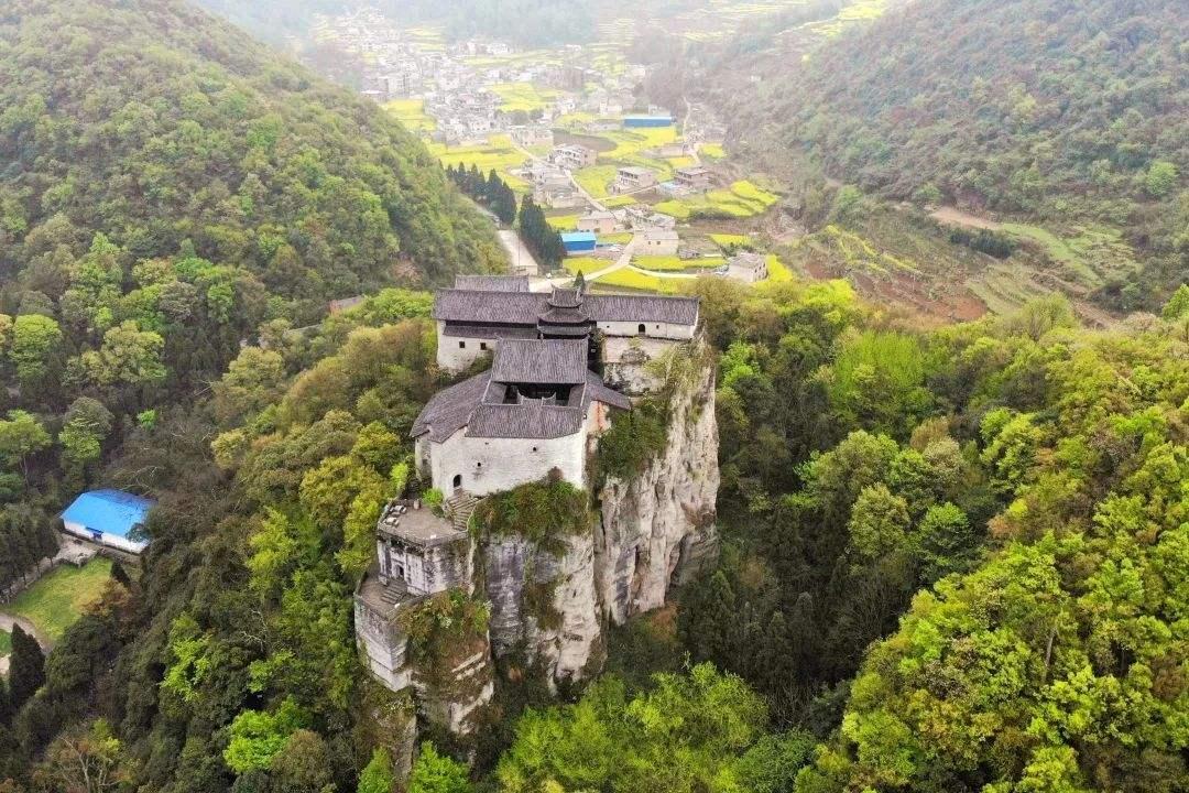 安顺平坝深山古庙宇,地处绝壁屹立百年不倒,怎么建成至今是谜